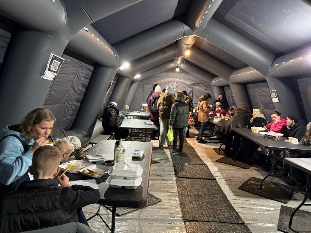 Innbyggere i Kyiv søker ly i ett av varmeteltene til Caritas Spes Ukraine.