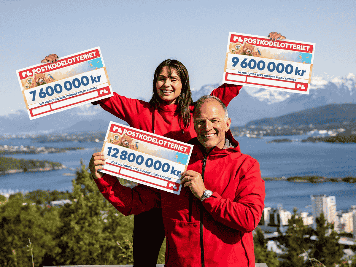 Jorun og Tom med gevinster. (Foto: Postkodelotteriet)
