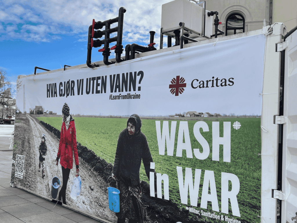 Banner utenfor Nobels Freddsenter om WASHinWar