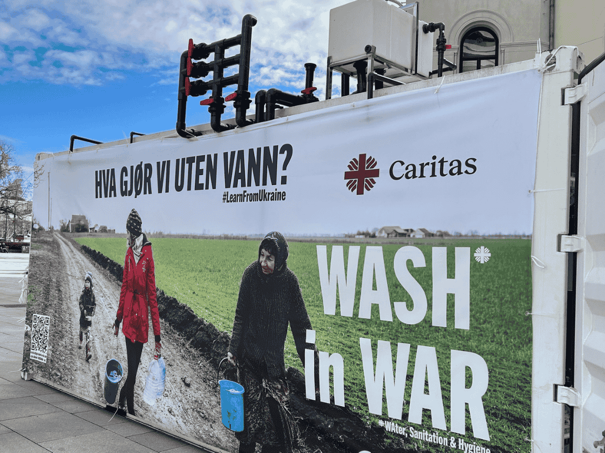 Banner utenfor Nobels Freddsenter om WASHinWar