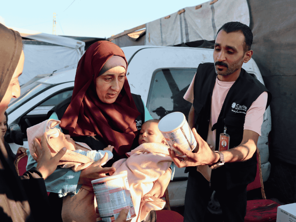 Hjelpearbeidere fra Caritas Jerusalem deler ut morsmelkerstatning i Gaza