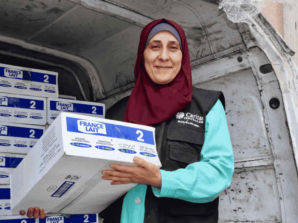 Kvinnelig hjelpearbeider fra Caritas Jerusalem i Gaza gjør seg klar til å dele ut morsmelkerstatning. 