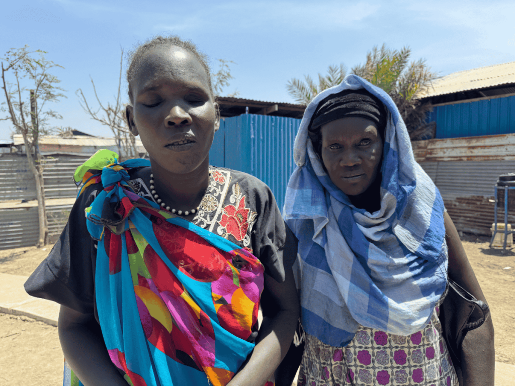 Den blinde kvinnen Bakit tør ikke lenger gå til byen for å selge varer, men får hjelp av andre beboere i leiren med 60 000 mennesker. 