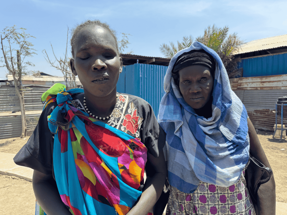 Den blinde kvinnen Bakit tør ikke lenger gå til byen for å selge varer, men får hjelp av andre beboere i leiren med 60 000 mennesker.