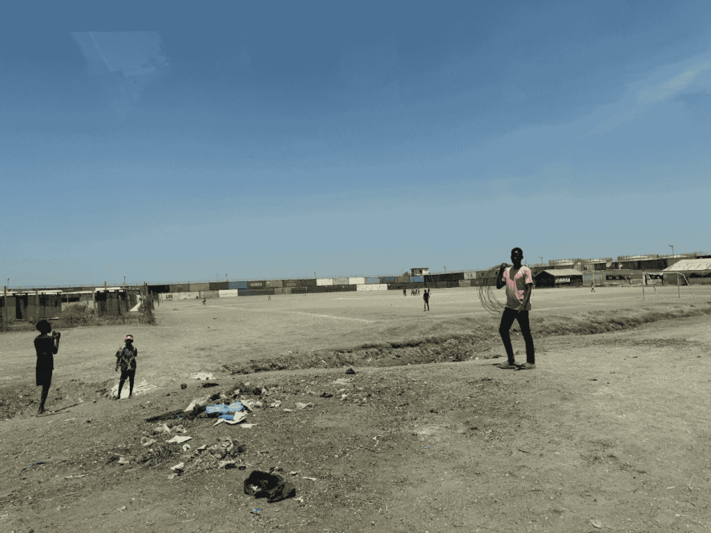 Unge gutter driver rundt i en leir for internt fordrevne i Sør-Sudan. 