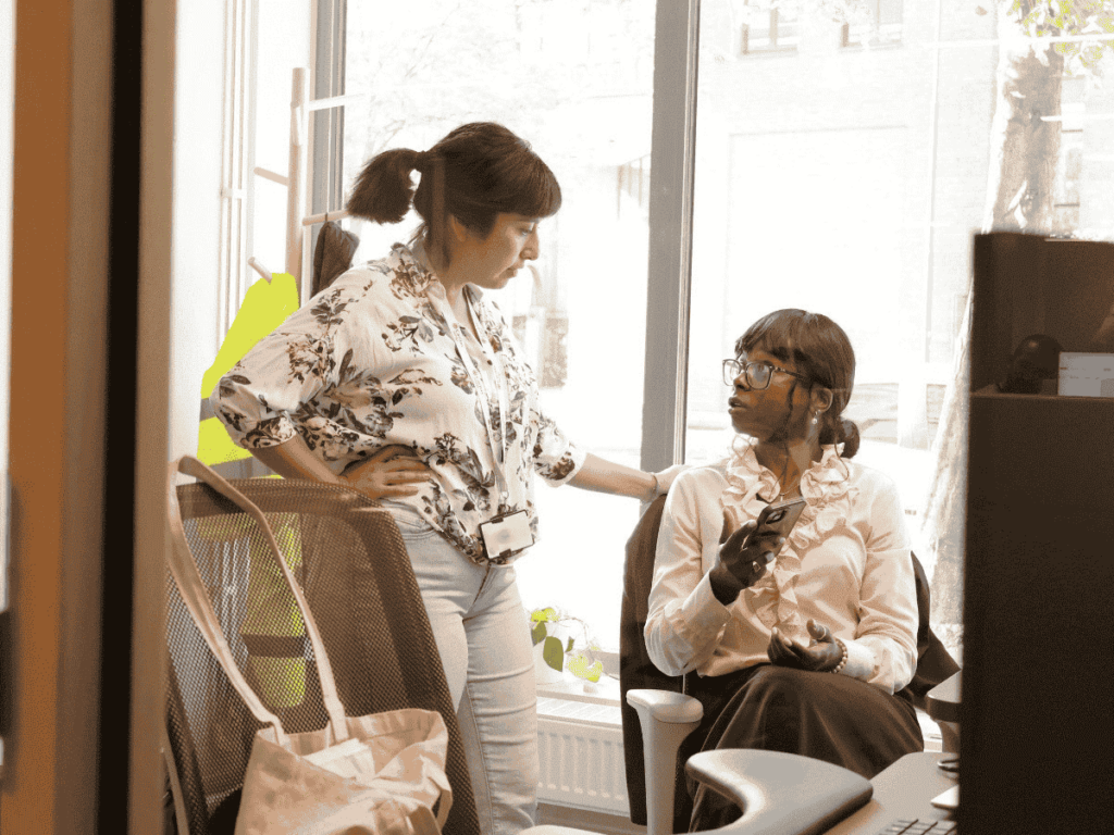 To damer snakker sammen på Caritas Ressurssenter