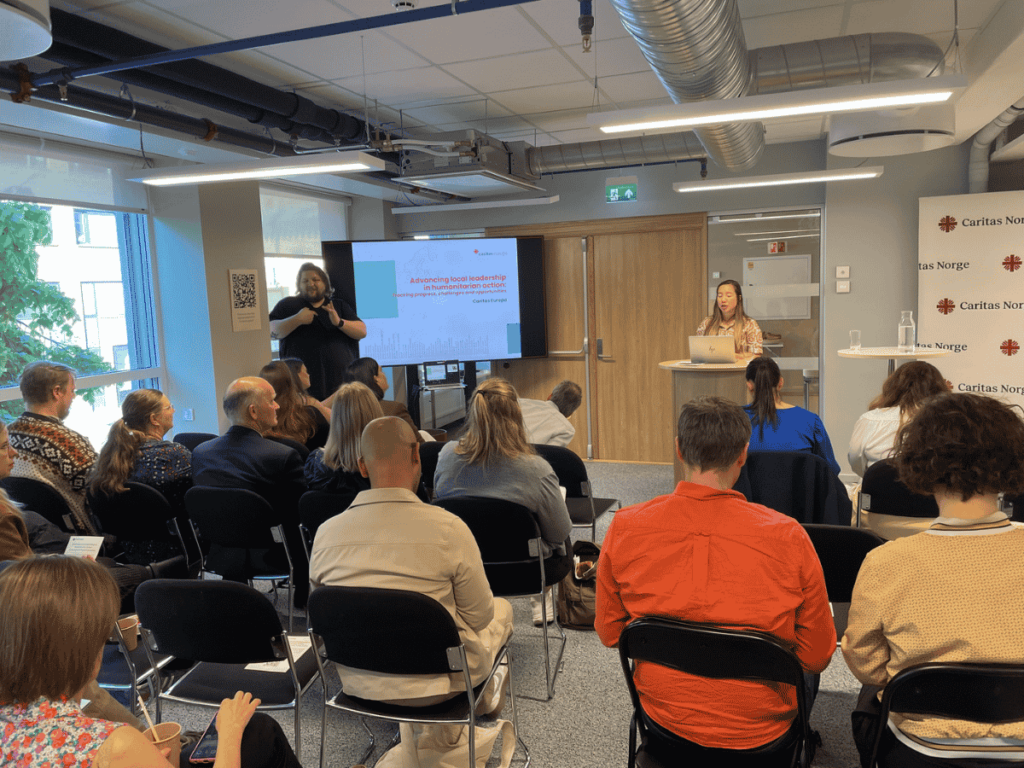Abriel Schieffelers fra Caritas Europa presenterer rapporten om lokalt ledet humanitært arbeid i Oslo