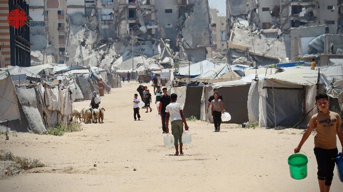 Mennesker på leting etter vann i Gaza
