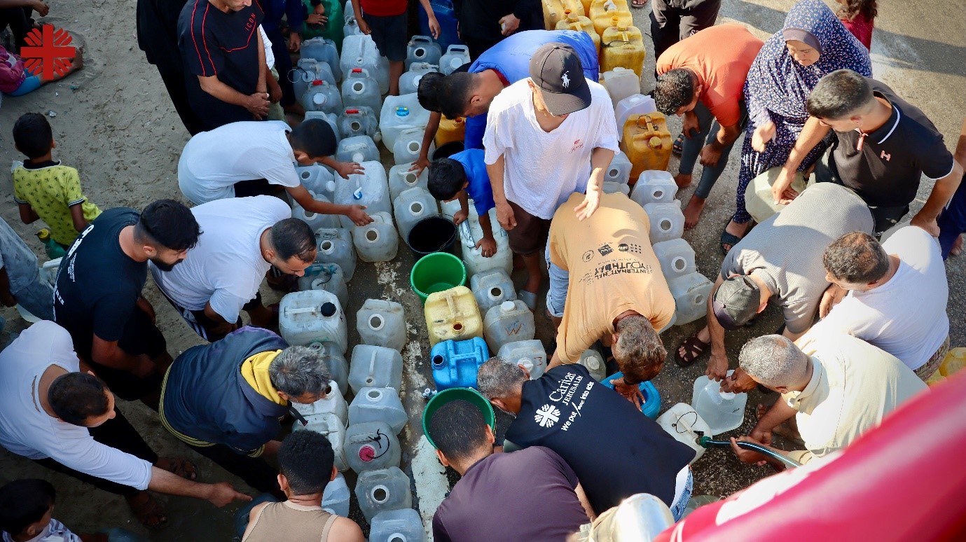 Folk i Gaza fyller vann i kanner