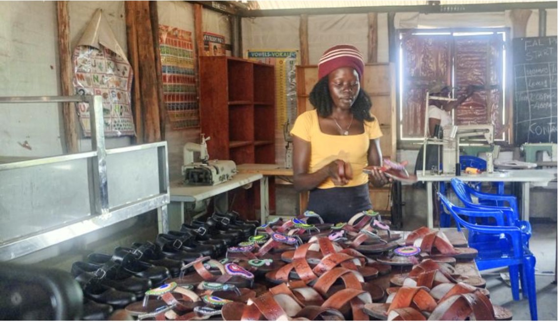 Melling Hellen, flyktning fra Sør-Sudan i Uganda, i butikken der hun selger egenproduserte sko