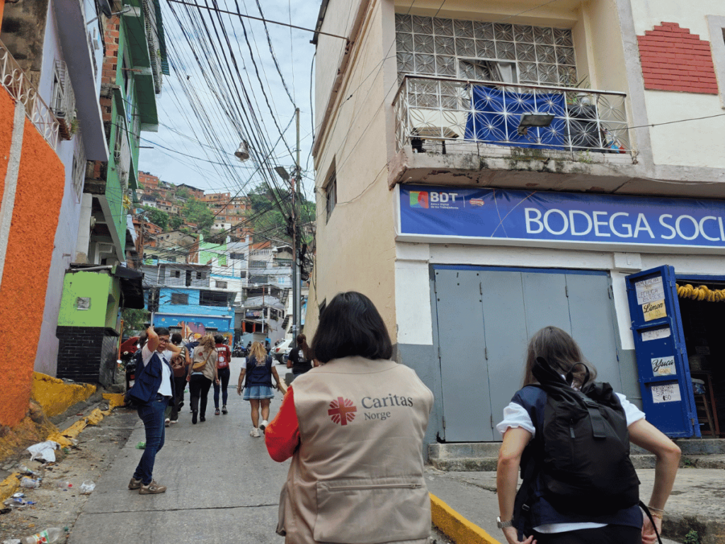 Generalsekretær Ingrid Rosendorf Joys i Caritas Norge vandrer gatelangs i Caracas, hovedstaden i Venezuela.