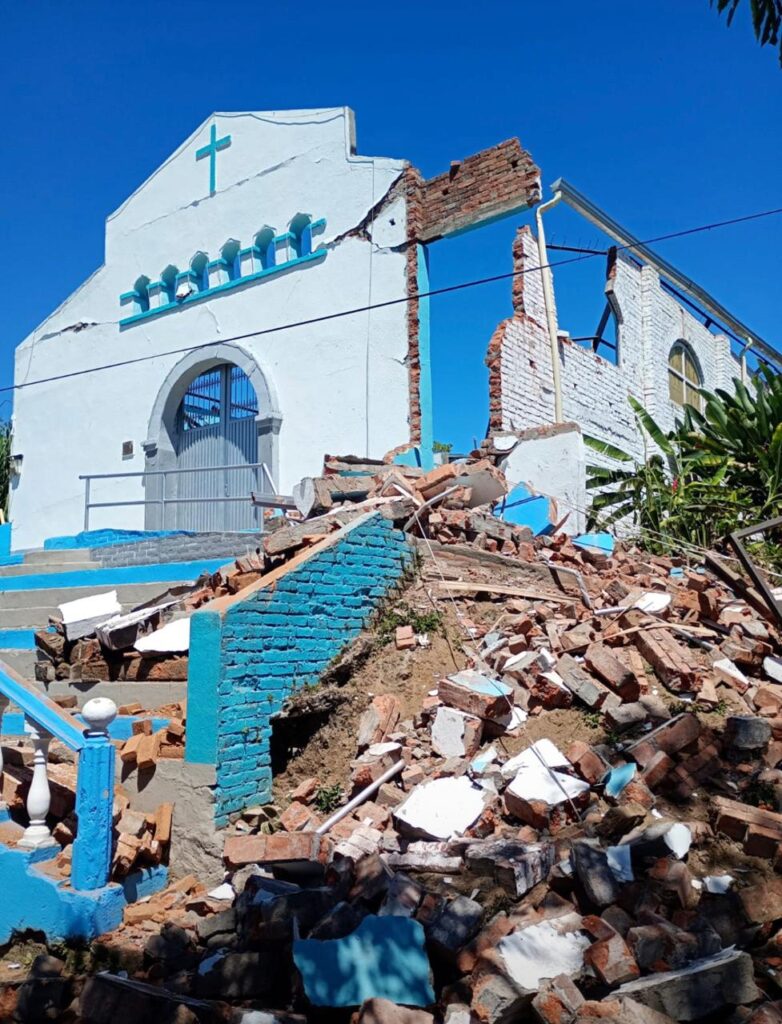 Kirke som er skadet etter jordskjelvet i Colombia 