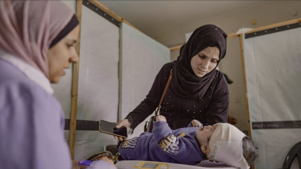Sønnen til Salami Mohammad Saad får behandling på en av Caritas Jerusalems klinikker i Gaza. (Foto: Raw Meida/Trocaire)