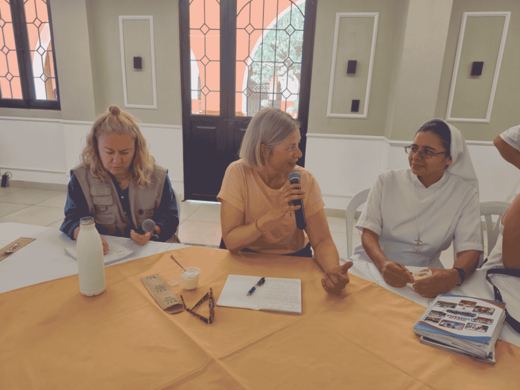Ingvill Breivik og Tuva Bugge i Caritas Norge sammen med Sr. Johana Ardila, direktør for Caritas Ocaña i Colombia.