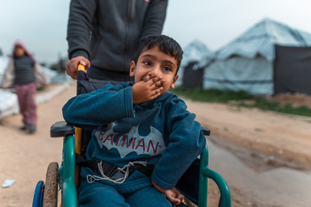 Obaida er åtte år gammel og lever med ryggmargsbrokk i en flyktningleir i Gaza. (Foto: Raw Media/Trocaire)